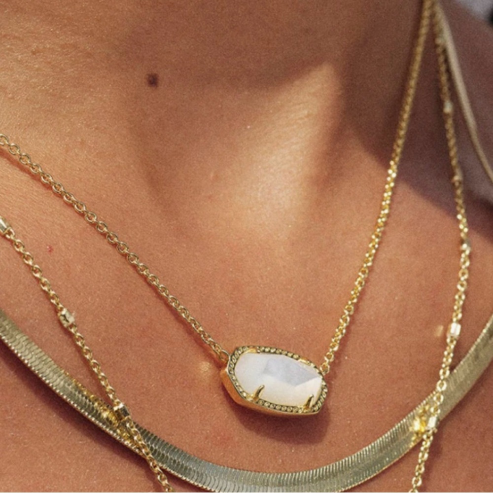 Kendra Scott Elisa Gold Pendant Necklace in Ivory Mother-of-Pearl